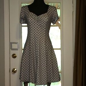 Girl's Black and White Patterned Dress Size Medium (Child)